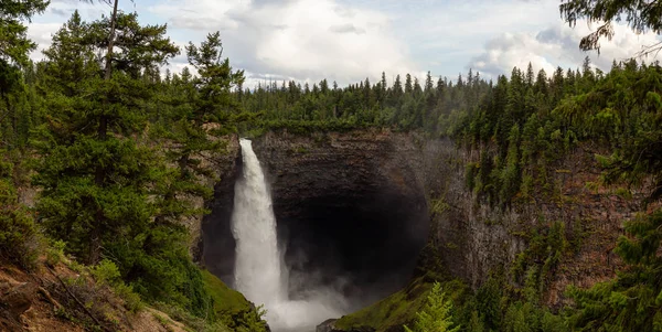 Belle Vue Panoramique Une Cascade Helmcken Falls Dans Paysage Montagneux — Photo