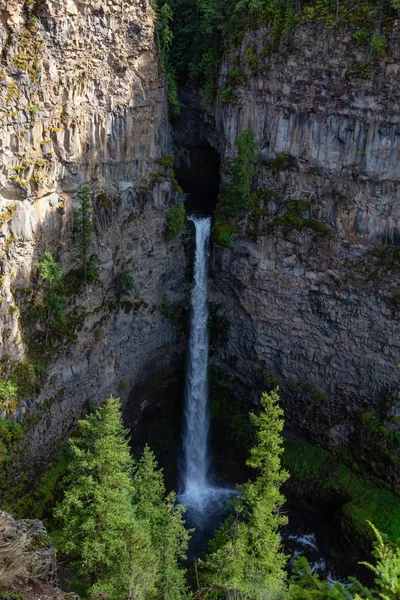 Prachtig Uitzicht Een Waterval Het Canadese Berglandschap Tijdens Een Zonnige — Stockfoto