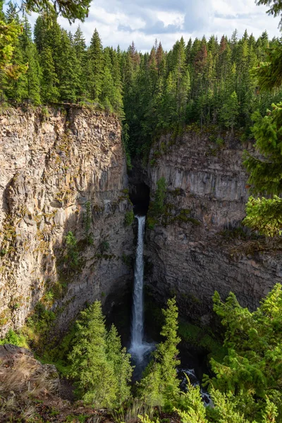 Krásný Výhled Vodopád Kanadské Horské Krajině Během Slunného Oblačného Dne — Stock fotografie