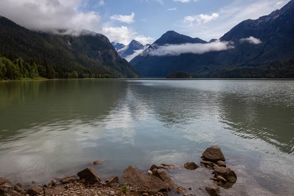 Bella Vista Del Lago Fango Con Montagne Sullo Sfondo Preso — Foto Stock