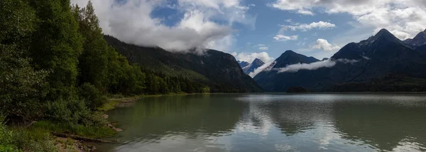 Krásný Panoramatický Pohled Blátivé Jezero Horami Pozadí Brané Modré Řece — Stock fotografie