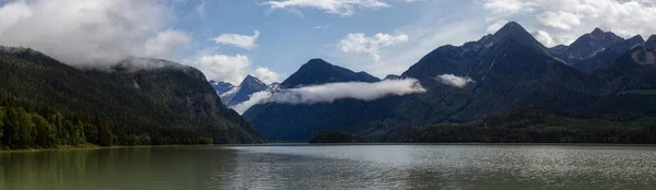 美丽的泥湖全景与山脉的背景 拍摄于加拿大不列颠哥伦比亚省卡姆卢普斯以北的蓝河 — 图库照片