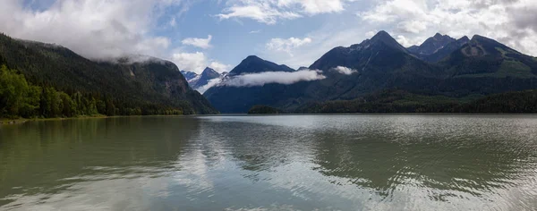 Krásný Panoramatický Pohled Blátivé Jezero Horami Pozadí Brané Modré Řece — Stock fotografie