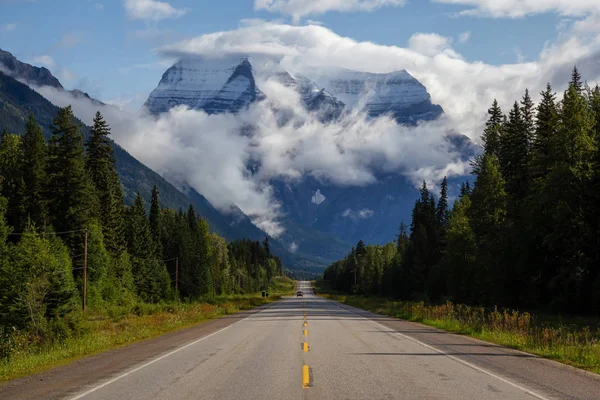 Bela Vista Estrada Com Monte Robson Fundo Durante Uma Manhã — Fotografia de Stock