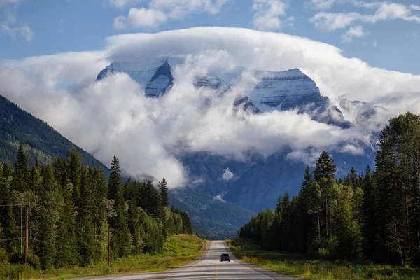 Prachtig Uitzicht Yellowhead Highway Met Mount Robson Achtergrond Tijdens Een — Stockfoto