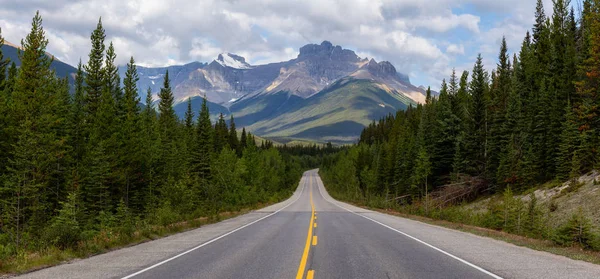 Scenic Empty Road Kanadyjskich Rockies Podczas Tętniącego Życiem Słoneczny Pochmurny — Zdjęcie stockowe
