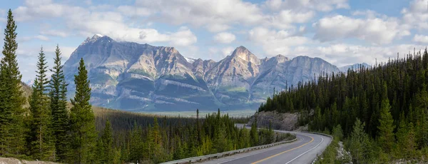 Мальовнича Дорога Канадських Скелястих Горах Під Час Яскравого Сонячного Хмарного — стокове фото