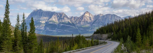 Scenic Road Kanadai Rockies Alatt Élénk Napos Felhős Nyári Reggelen — Stock Fotó