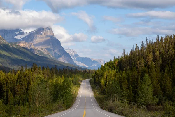 在加拿大落基山脉的风景道路在一个充满活力的阳光明媚和多云的夏季早晨 拍摄于加拿大阿尔伯塔省班夫国家公园的冰原公园 — 图库照片