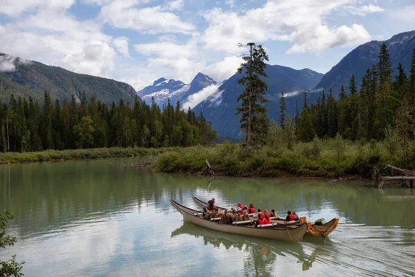 Blue River Colúmbia Britânica Canadá Agosto 2019 Pessoas Uma Canoa — Fotografia de Stock