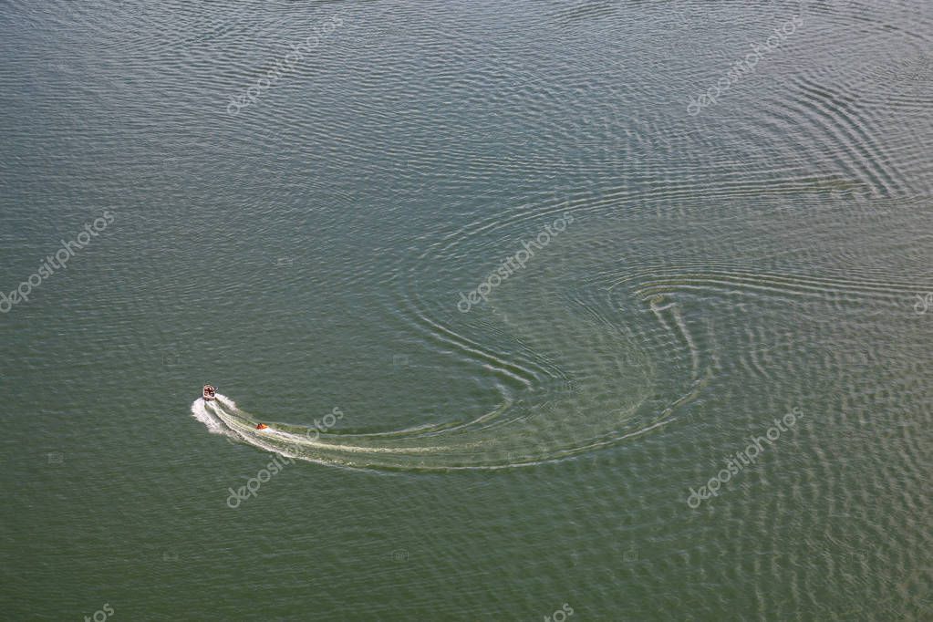 Vista aérea de una lancha rápida divirtiéndose en un río durante un día