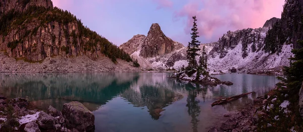 Bela Vista Panorâmica Lago Glaciar Paisagem Montanhosa Canadense Durante Pôr — Fotografia de Stock