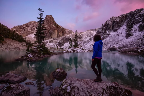 Adventurous Girl Desfrutando Vista Lago Geleira Paisagem Montanhosa Canadense Durante — Fotografia de Stock