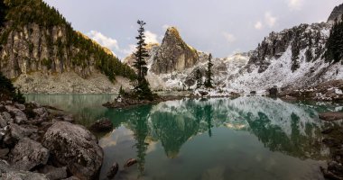 Sonbahar sezonunda renkli ve canlı bir günbatımı sırasında Kanada 'nın Dağ Manzarası' nda bir Buzul Gölü 'nün güzel Panoramik Manzarası. Watersprite Gölü, Squamish, Vancouver 'ın kuzeyi, Bc, Kanada.