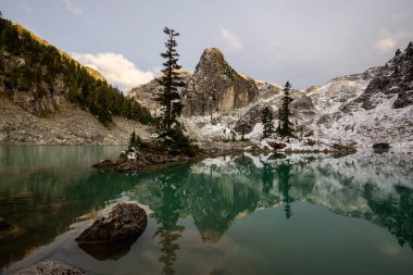 Sonbahar sezonunda renkli ve canlı bir günbatımı sırasında Kanada 'nın Dağ Manzarası' nda güzel bir Buzul Gölü Manzarası. Watersprite Gölü, Squamish, Vancouver 'ın kuzeyi, Bc, Kanada.
