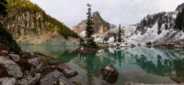 Sonbahar sezonunda renkli ve canlı bir günbatımı sırasında Kanada 'nın Dağ Manzarası' nda bir Buzul Gölü 'nün güzel Panoramik Manzarası. Watersprite Gölü, Squamish, Vancouver 'ın kuzeyi, Bc, Kanada.