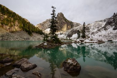Sonbahar sezonunda renkli ve canlı bir günbatımı sırasında Kanada 'nın Dağ Manzarası' nda güzel bir Buzul Gölü Manzarası. Watersprite Gölü, Squamish, Vancouver 'ın kuzeyi, Bc, Kanada.