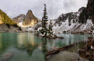 Sonbahar sezonunda renkli ve canlı bir günbatımı sırasında Kanada 'nın Dağ Manzarası' nda bir Buzul Gölü 'nün güzel Panoramik Manzarası. Watersprite Gölü, Squamish, Vancouver 'ın kuzeyi, Bc, Kanada.