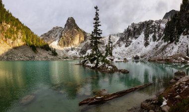 Sonbahar sezonunda renkli ve canlı bir günbatımı sırasında Kanada 'nın Dağ Manzarası' nda bir Buzul Gölü 'nün güzel Panoramik Manzarası. Watersprite Gölü, Squamish, Vancouver 'ın kuzeyi, Bc, Kanada.