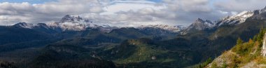 Sonbahar sezonundaki renkli ve canlı bir akşamda Kanada Dağ Manzarası 'nın güzel panoramik manzarası. Vancouver, Bc, Kanada 'nın kuzeyindeki Squamish yakınlarında Watersprite Gölü' ne giden bir patikada çekilmiş..