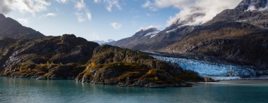 Okyanus kıyısındaki Amerikan Dağ Manzarası 'ndaki Tidewater Buzulu' nun güzel Panoramik Manzarası. Sonbahar sezonunun bulutlu bir sabahında. Buzul Körfezi Ulusal Parkı ve Koruma Alanı, Alaska, Usa.