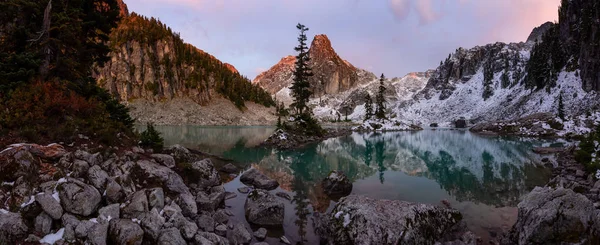 Bella Vista Lago Ghiacciaio Nel Paesaggio Montano Canadese Durante Tramonto — Foto Stock