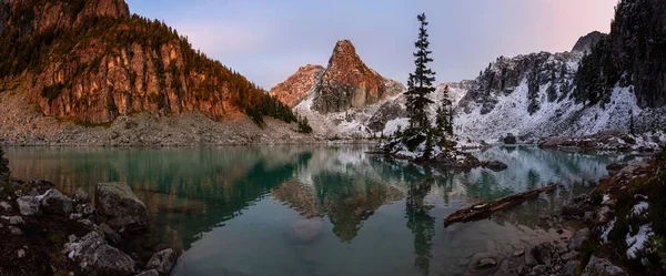 Prachtig Uitzicht Een Gletsjermeer Het Canadese Berglandschap Tijdens Een Kleurrijke — Stockfoto