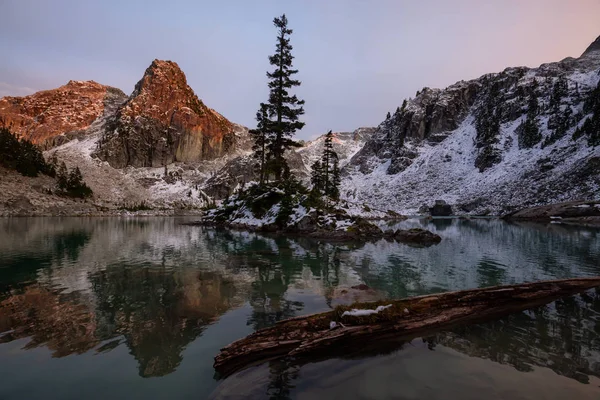 Krásný Výhled Ledovcové Jezero Kanadské Horské Krajině Během Barevného Pulzujícího — Stock fotografie