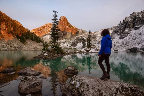 Adventurous Girl Desfrutando Vista Lago Geleira Paisagem Montanhosa Canadense Durante — Fotografia de Stock