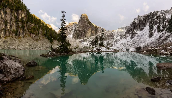 Krásný Panoramatický Pohled Ledovcové Jezero Kanadské Horské Krajině Během Barevného — Stock fotografie
