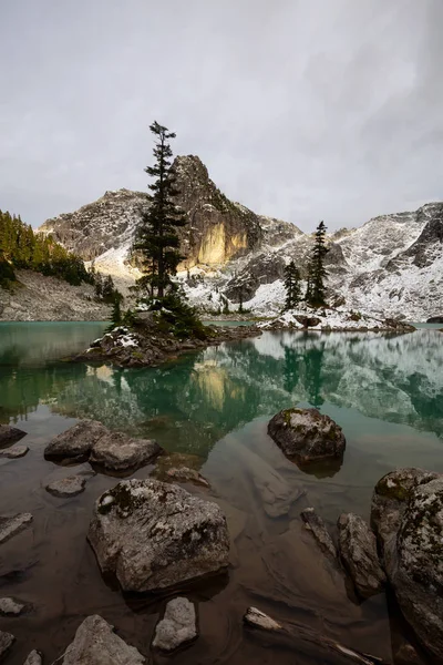 Vacker Utsikt Över Glacier Lake Kanadas Bergslandskap Färgstark Och Levande — Stockfoto