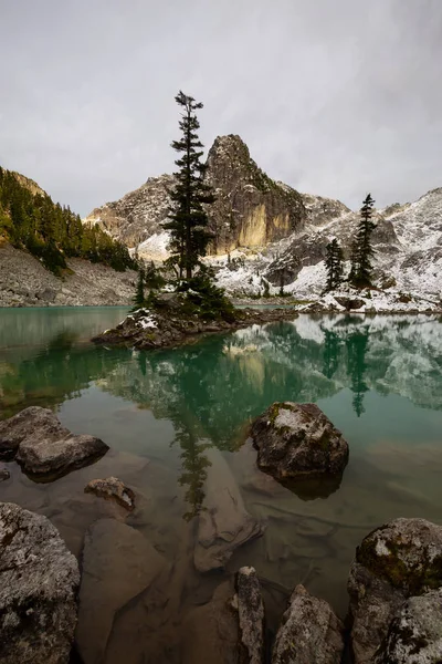 Wunderschöner Blick Auf Einen Gletschersee Der Kanadischen Berglandschaft Während Eines — Stockfoto