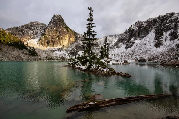 Krásný Výhled Ledovcové Jezero Kanadské Horské Krajině Během Barevného Pulzujícího — Stock fotografie