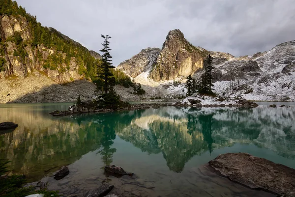 Bella Vista Lago Ghiacciaio Nel Paesaggio Montano Canadese Durante Tramonto — Foto Stock
