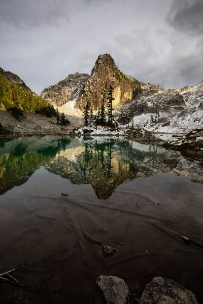 Wunderschöner Blick Auf Einen Gletschersee Der Kanadischen Berglandschaft Während Eines — Stockfoto