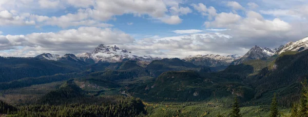 Hermosa Vista Panorámica Del Paisaje Montaña Canadiense Durante Una Noche — Foto de Stock