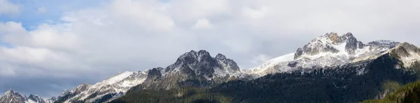 Wunderschöner Panoramablick Auf Die Kanadische Berglandschaft Während Eines Bunten Und — Stockfoto