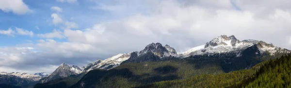 Vacker Panoramautsikt Över Kanadensiska Mountain Landskap Färgstark Och Levande Kväll — Stockfoto