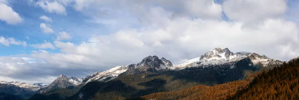 Καναδικό Ορεινό Τοπίο Κατά Διάρκεια Μιας Πολύχρωμης Και Ζωντανής Βραδιάς — Φωτογραφία Αρχείου