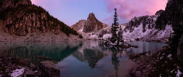 在秋天一个五彩缤纷 生机勃勃的落日中 加拿大山景中的冰川湖景尽收眼底 摄于加拿大不列颠哥伦比亚省温哥华北部的Squamish的Watersprite湖 — 图库照片