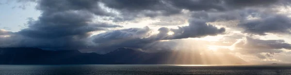 秋天多云 五彩缤纷的日出中 美国海岸山景尽收眼底 在阿拉斯加州的冰川湾国家公园和保护区拍摄 — 图库照片