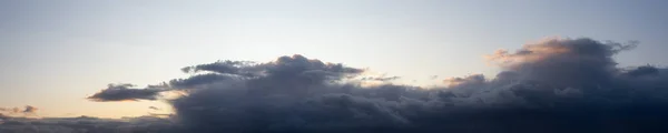 Dramática Vista Panorámica Paisaje Nublado Durante Oscuro Lluvioso Colorido Amanecer — Foto de Stock