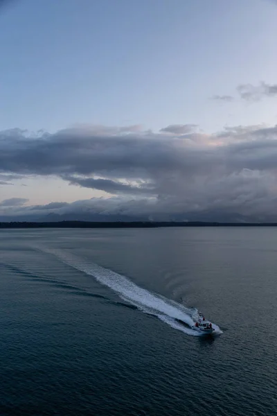 Luchtfoto Van Een Boot Rijden Het Amerikaanse Berglandschap Aan Oceaankust — Stockfoto