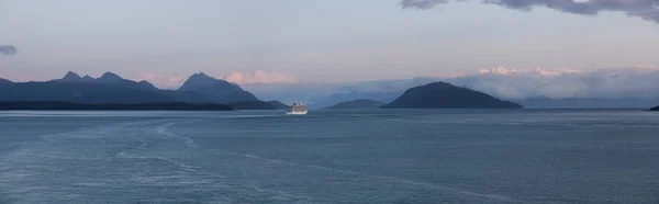 Wunderschöner Panoramablick Auf Die Amerikanische Berglandschaft Mit Kreuzfahrtschiff Der Meeresküste — Stockfoto