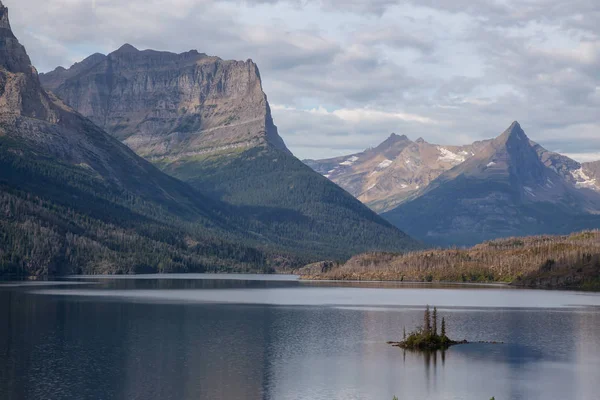 Hermosa Vista Lago Glaciar Con Paisaje Rocoso Americano Fondo Durante — Foto de Stock