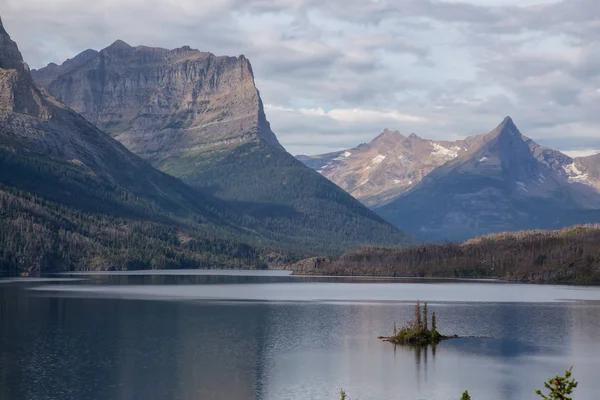 Hermosa Vista Lago Glaciar Con Paisaje Rocoso Americano Fondo Durante — Foto de Stock