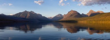 Güneşli bir yaz akşamında arka planda Amerikan Rocky Dağları ile McDonald Gölü 'nün güzel Panoramik Manzarası. Buzul Ulusal Parkı, Montana, Amerika Birleşik Devletleri.