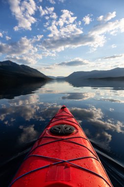 Güneşli yaz günbatımında McDonald Gölü 'nde kayak yaparken arka planda Amerikan Rocky Dağları vardı. Buzul Ulusal Parkı, Montana, Usa 'da çekildi..