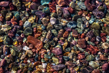 Güneşli bir yaz gününde, Buzul Gölü 'ndeki renkli kayalar. McDonald Gölü, Buzul Ulusal Parkı, Montana, Usa 'da çekildi..