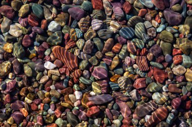 Güneşli bir yaz gününde, Buzul Gölü 'ndeki renkli kayalar. McDonald Gölü, Buzul Ulusal Parkı, Montana, Usa 'da çekildi..